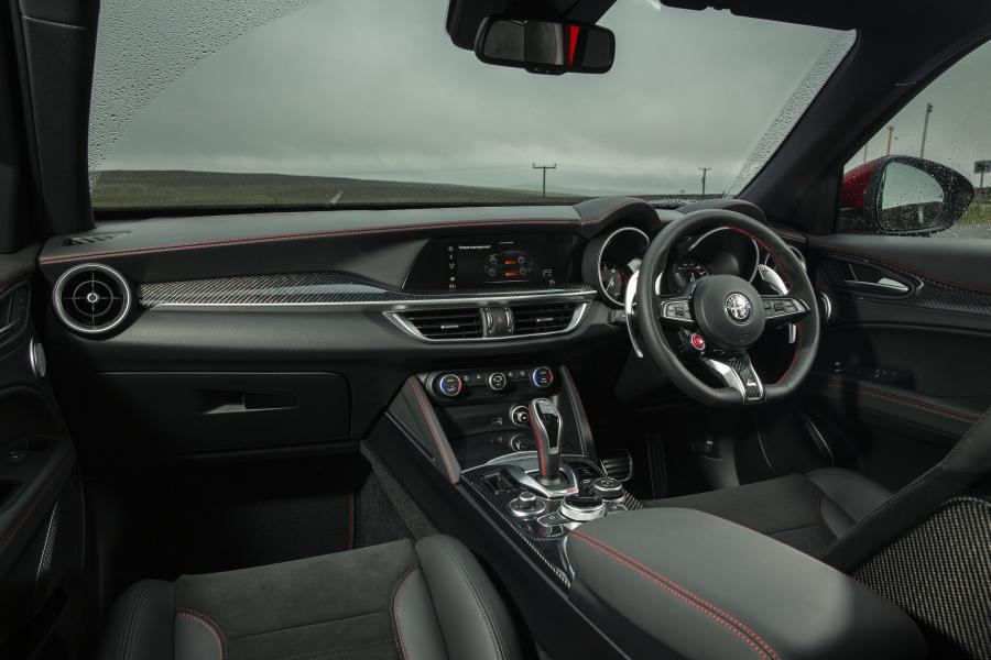 Торпедо Alfa Romeo Stelvio Quadrifoglio (949) 2020 года  (UK) (фото 25 из 37)